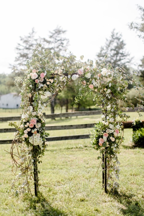Outdoor farm wedding in Richmond VA coordinated by Make It Posh Events. Flowers by Petals and Twigs. Photo by Caroline Lima.