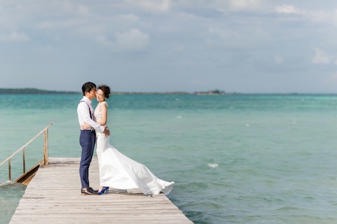 Bahamas wedding photographer Bride and groom in Harbor Island 
